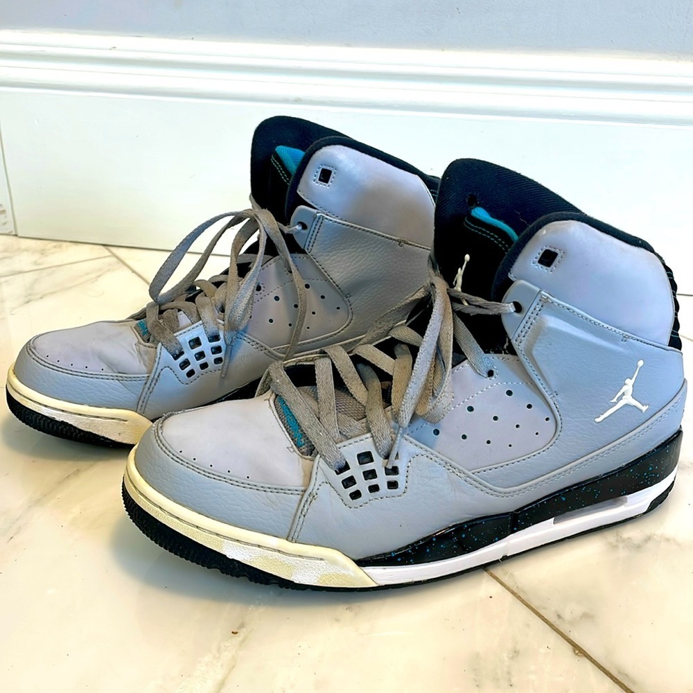 Nike Men's Athletic High-Top Sneakers in Light Gray and Black with Teal Accents